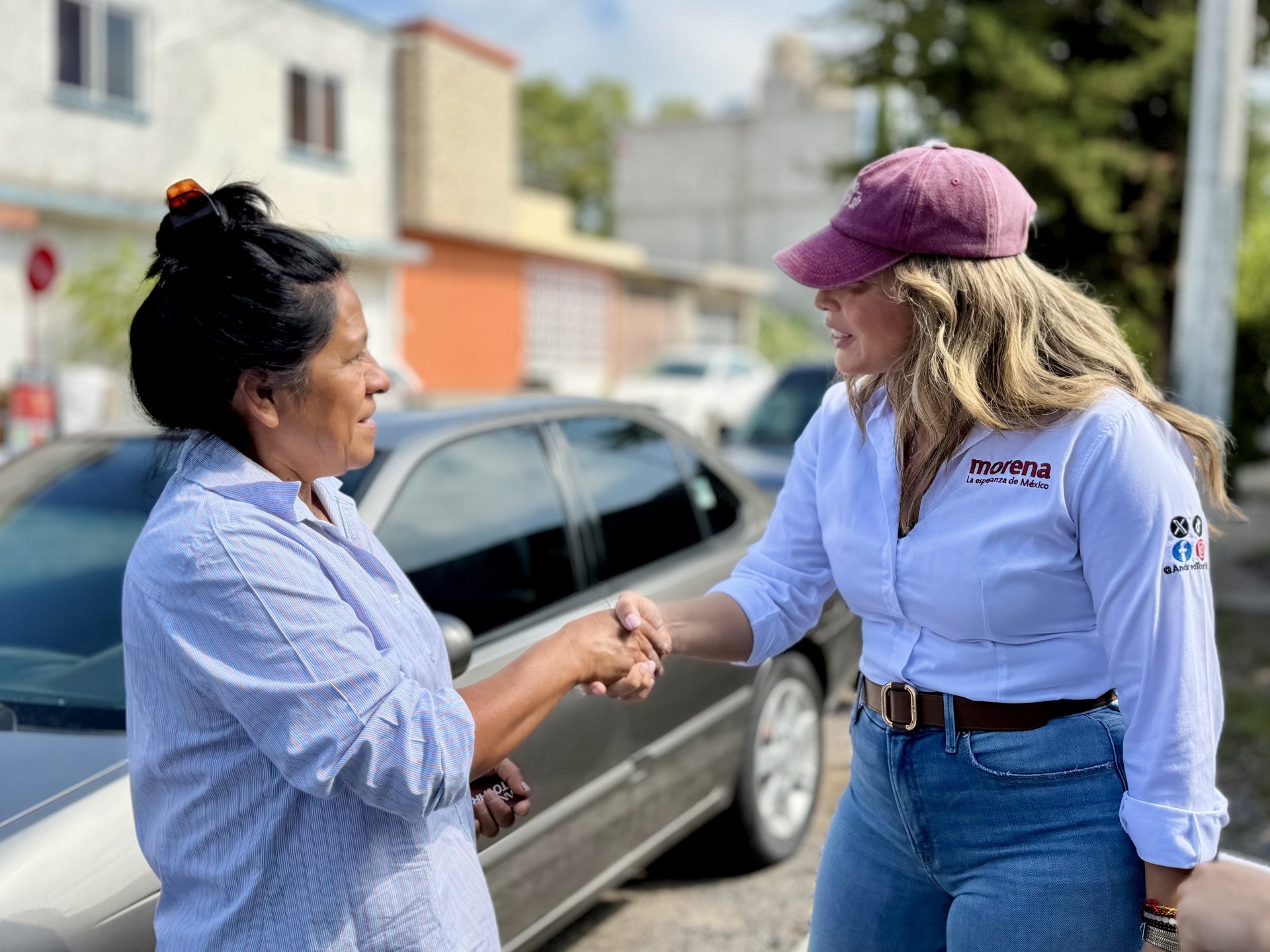 Andrea Tovar saludando a una vecina en la calle