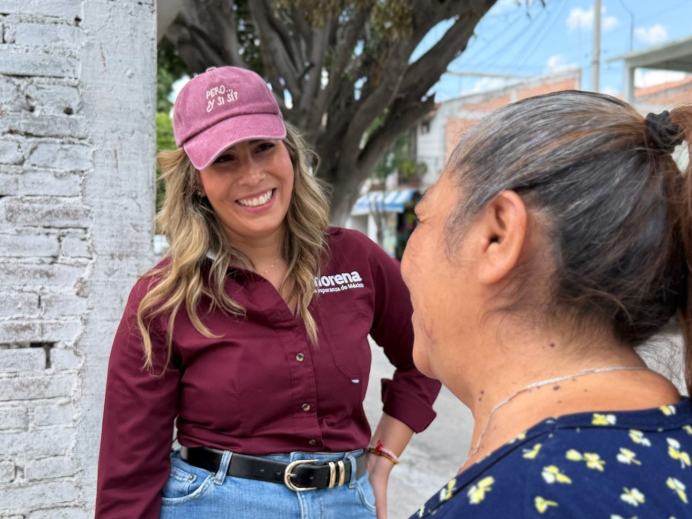 Andrea Tovar conversando con una vecina